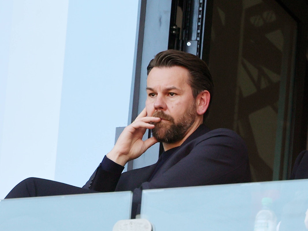 FC-Sportboss Thomas Kessler beobachtet ein Spiel.