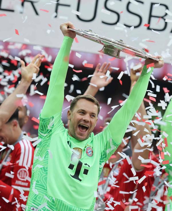 Manuel Neuer jubelt mit der Schale.