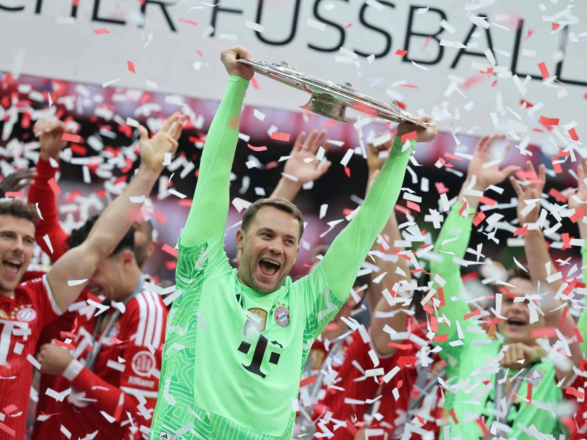 Manuel Neuer jubelt mit der Schale.