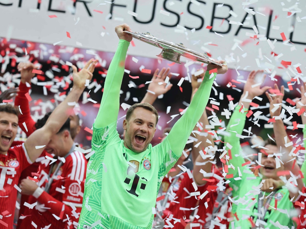Manuel Neuer jubelt mit der Schale.