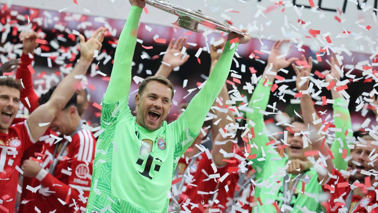 Manuel Neuer jubelt mit der Schale.