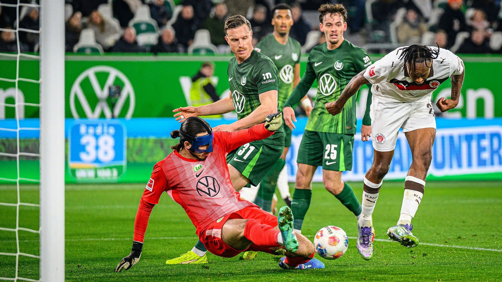 Spielszene im Duell VfL Wolfsburg - FC St. Pauli