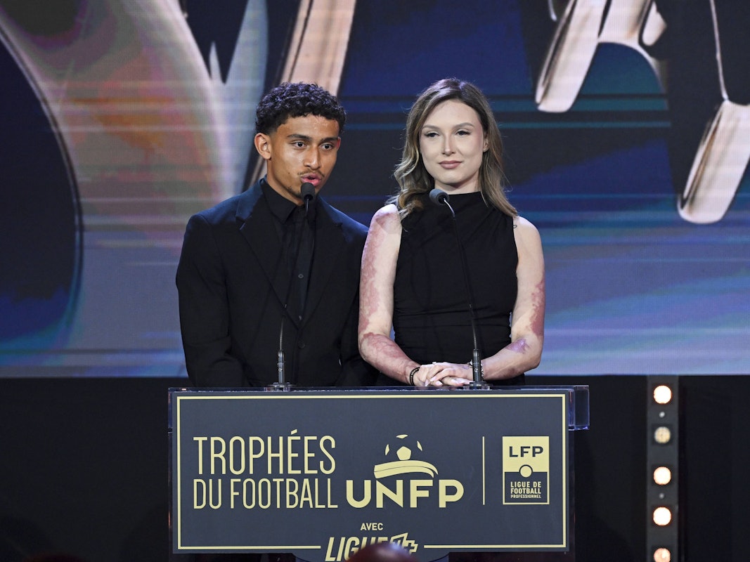 Tahirys Dos Santos und seine Freundin Coline am Rednerpult der UNFP-Trophäen.