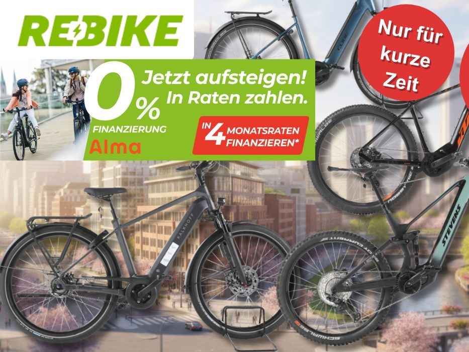 Mehrere Fahrräder aus dem Rebike Sale vor einem Stadthintergrund.