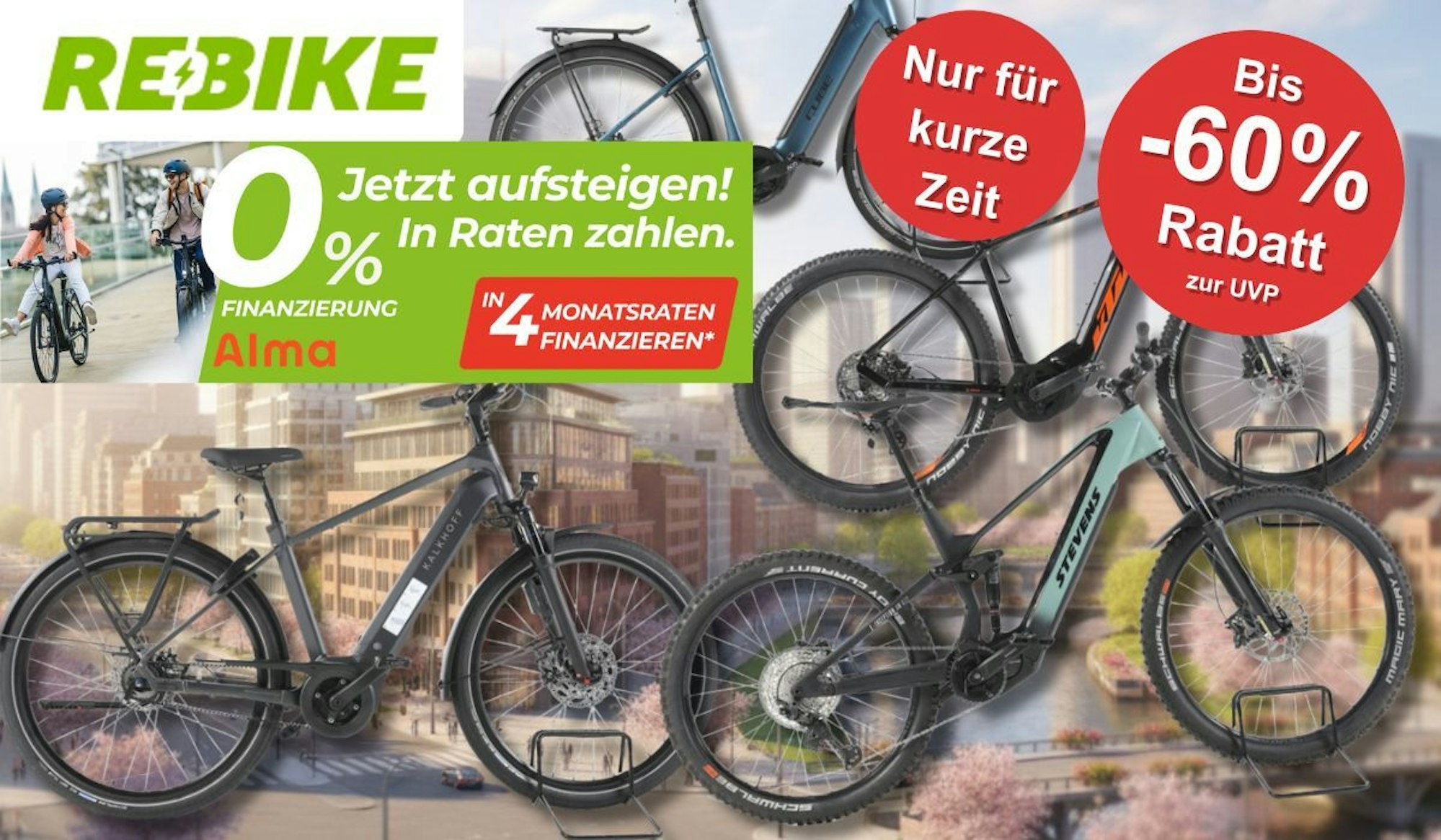Mehrere Fahrräder aus dem Rebike Sale vor einem Stadthintergrund.