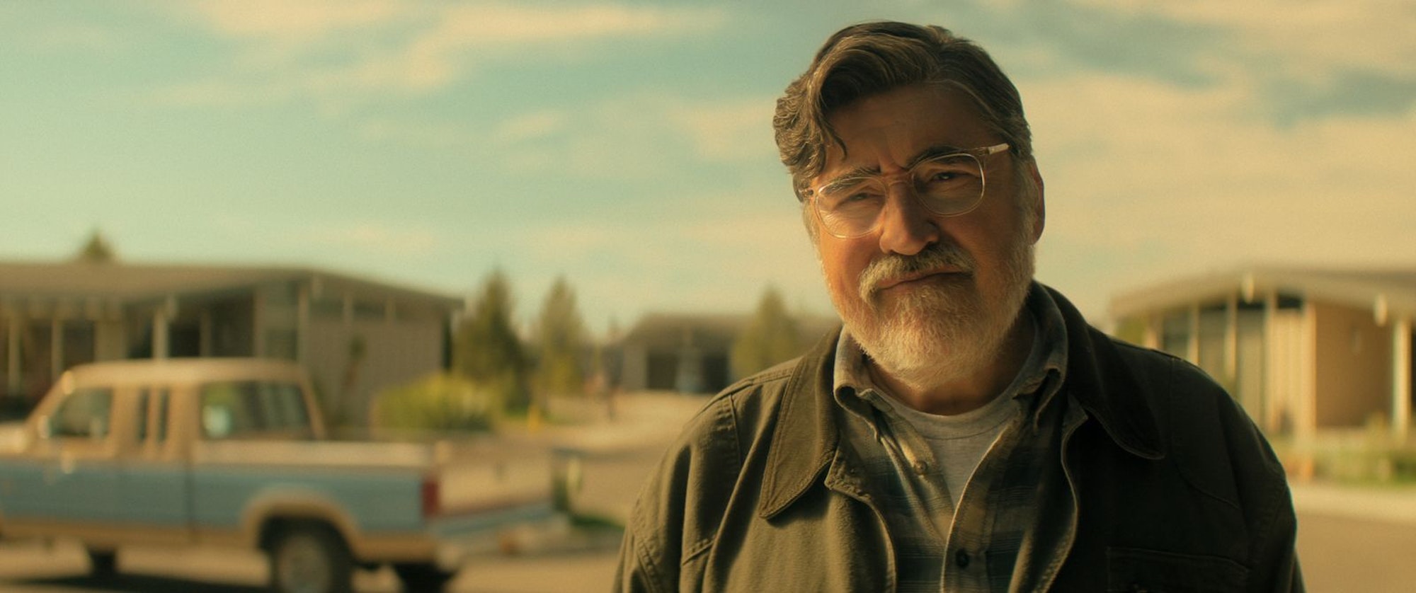Sam (Alfred Molina) zieht nur widerwillig in die Seniorenstadt „The Boroughs“. (Bild: 2026 Netflix, Inc.)
