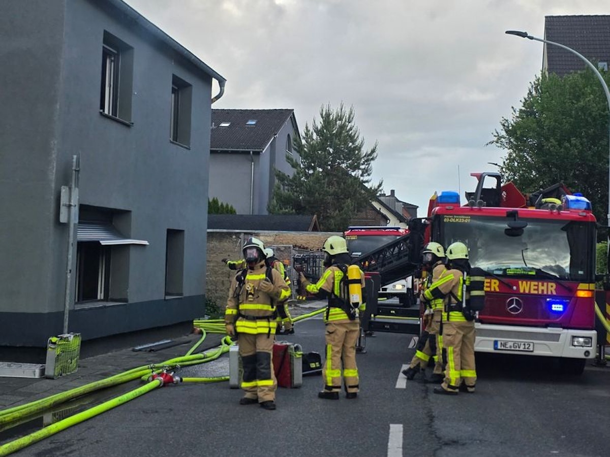 Feuerwehr löscht Gebäudebrand in Grevenbroich-Neurath.