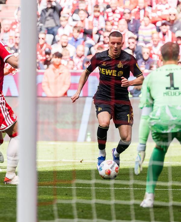 Said El Mala dribbelt, Harry Kane und Manuel Neuer schauen zu.
