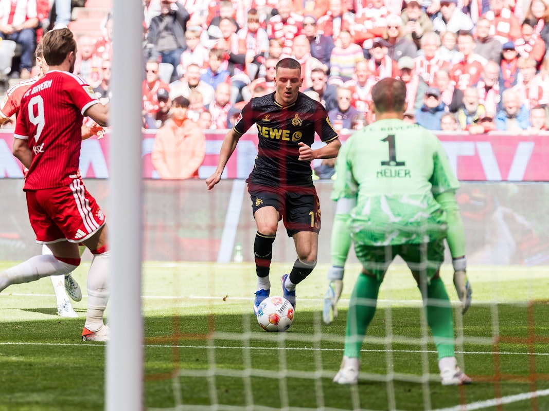 Said El Mala dribbelt, Harry Kane und Manuel Neuer schauen zu.