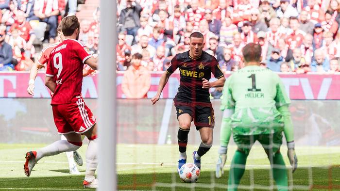 Said El Mala dribbelt, Harry Kane und Manuel Neuer schauen zu.