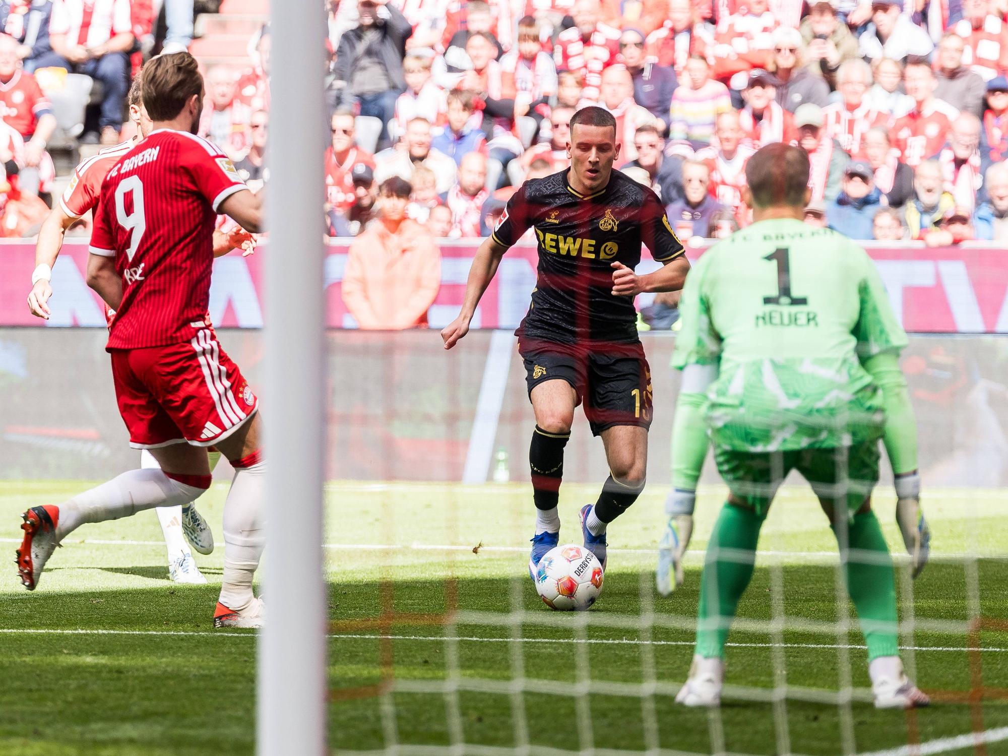 Said El Mala dribbelt, Harry Kane und Manuel Neuer schauen zu.
