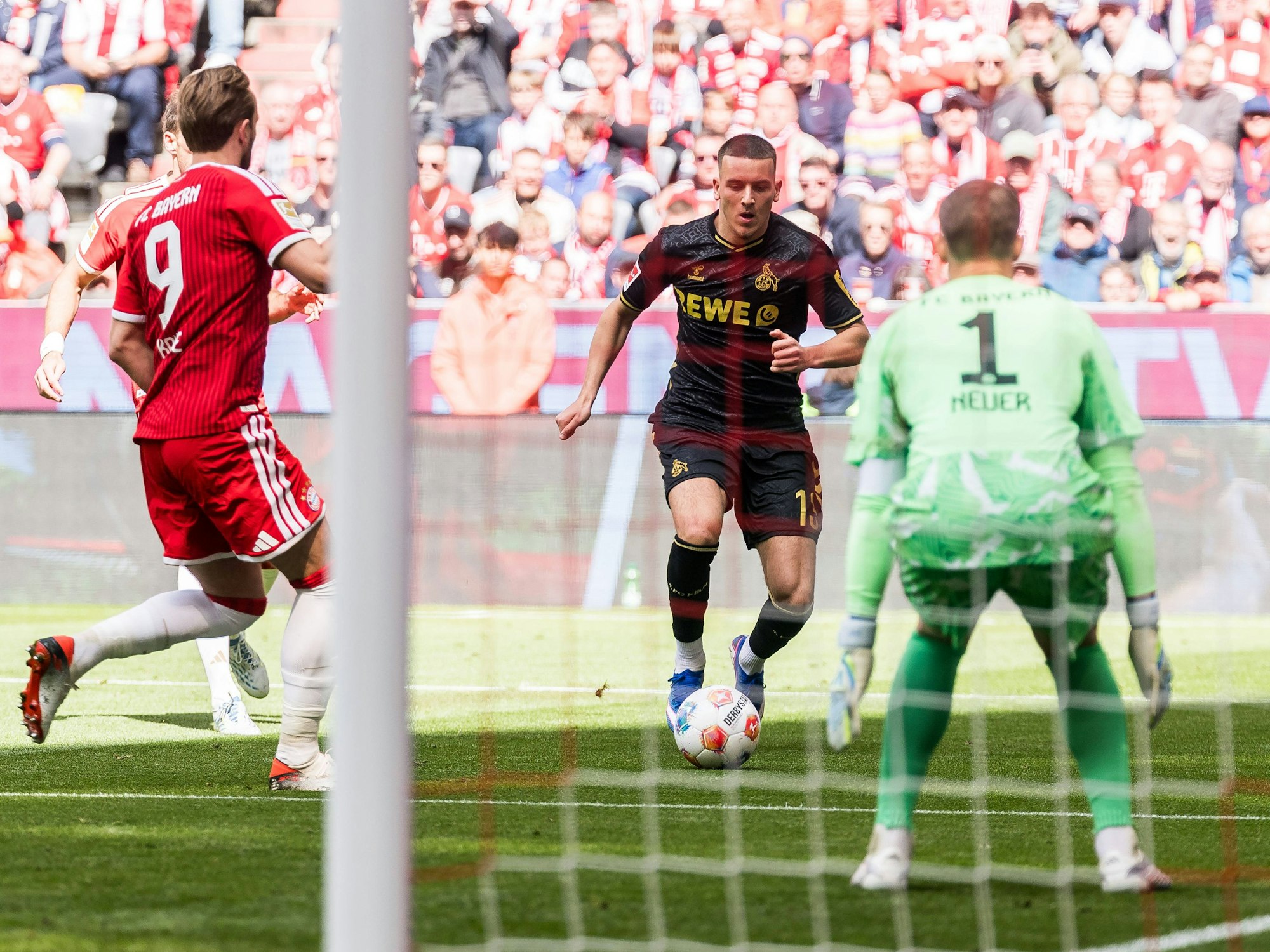 Said El Mala dribbelt, Harry Kane und Manuel Neuer schauen zu.