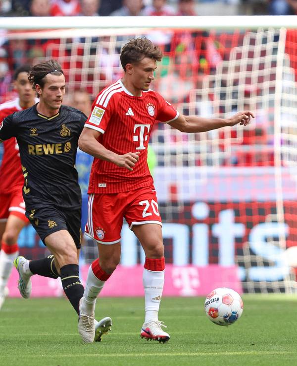 Tom Bischoff am Ball gegen den 1. FC Köln.