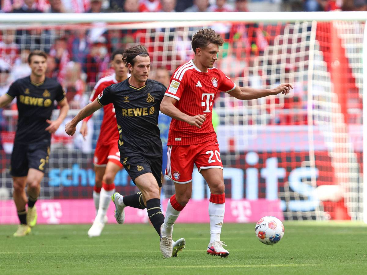 Tom Bischoff am Ball gegen den 1. FC Köln.