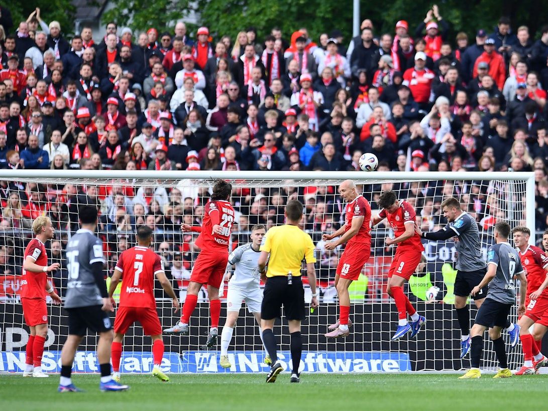 Spielszene in der 3. Liga beim Duell SSV Ulm - Rot-Weiss Essen.