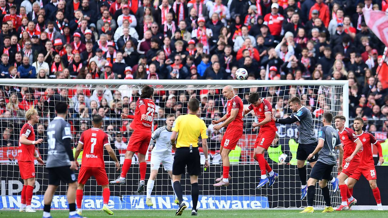 Spielszene in der 3. Liga beim Duell SSV Ulm - Rot-Weiss Essen.