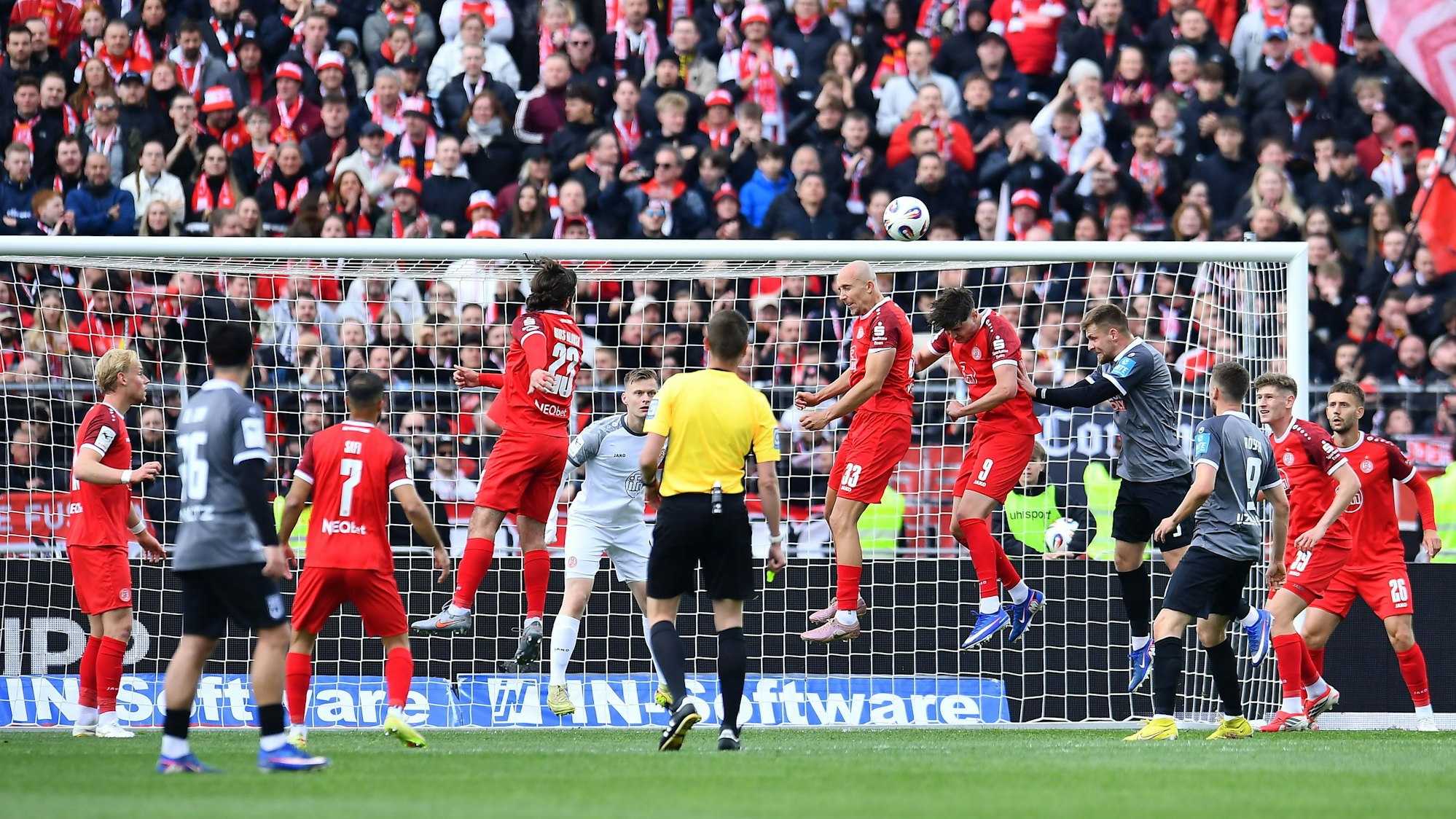 Spielszene in der 3. Liga beim Duell SSV Ulm - Rot-Weiss Essen.