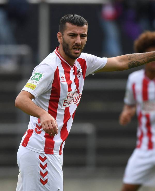 Beim 1. FC Köln steht Sargis Adamyan auf dem Platz und gestikuliert.