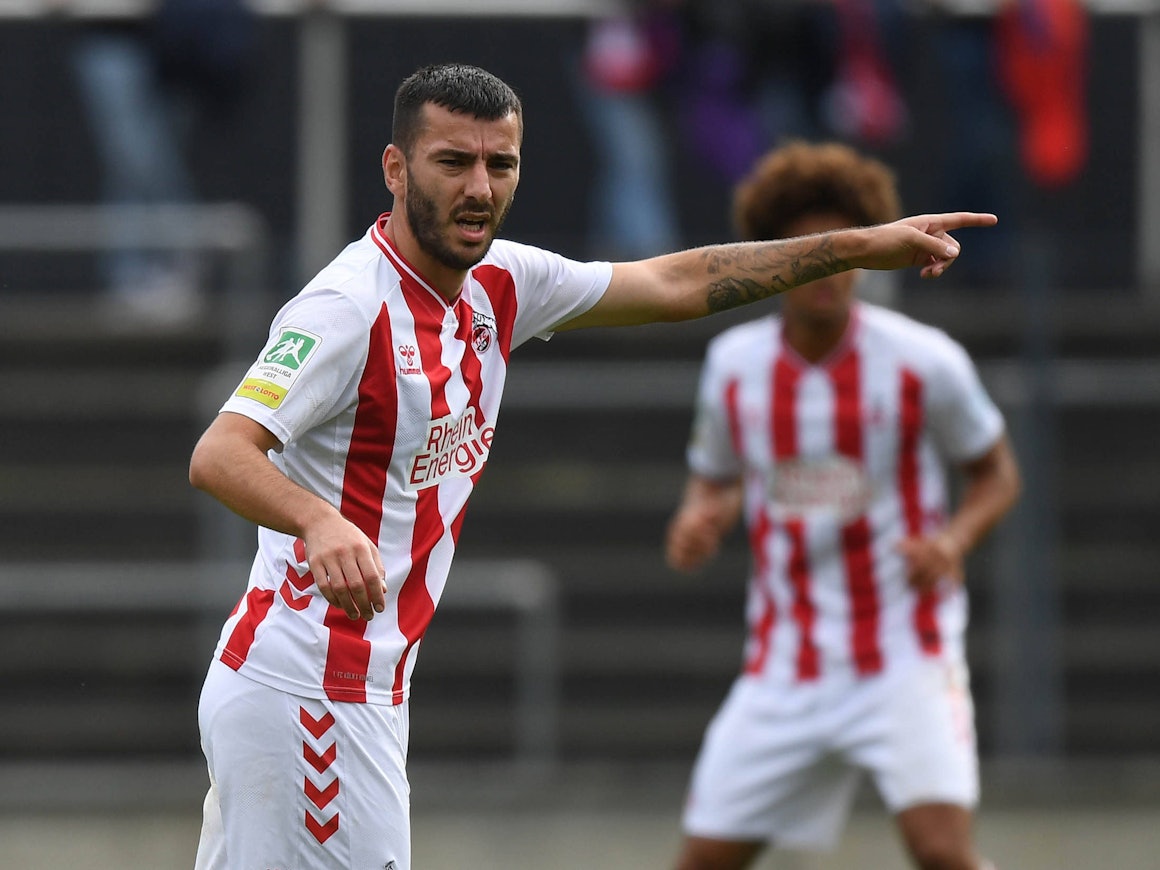 Beim 1. FC Köln steht Sargis Adamyan auf dem Platz und gestikuliert.