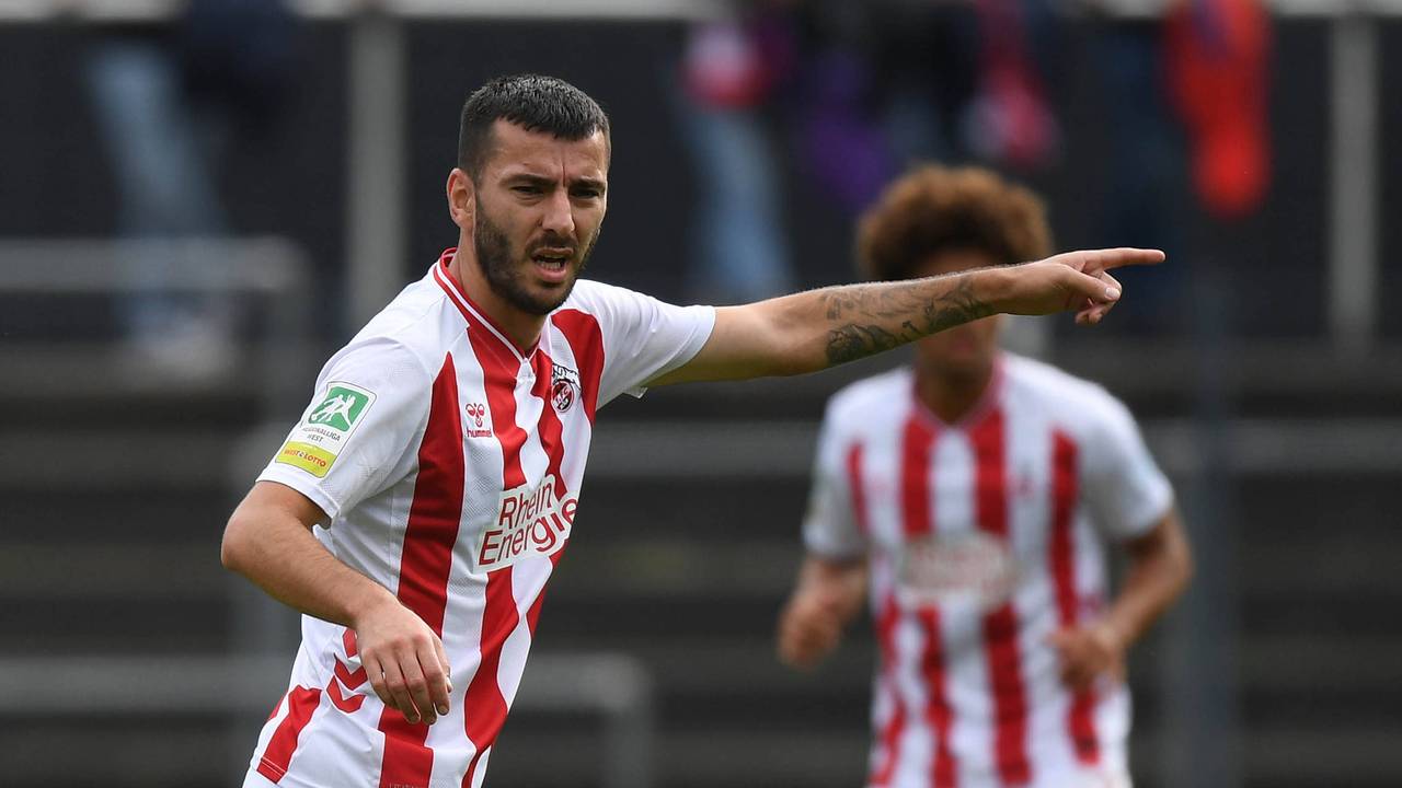 Beim 1. FC Köln steht Sargis Adamyan auf dem Platz und gestikuliert.