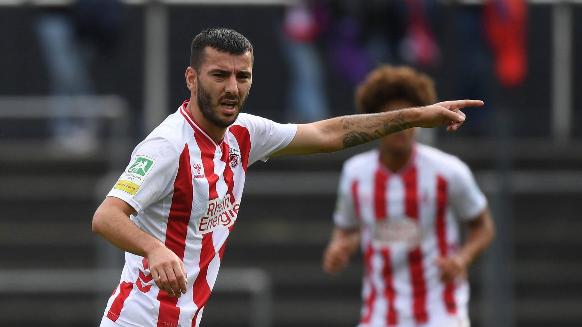 Beim 1. FC Köln steht Sargis Adamyan auf dem Platz und gestikuliert.