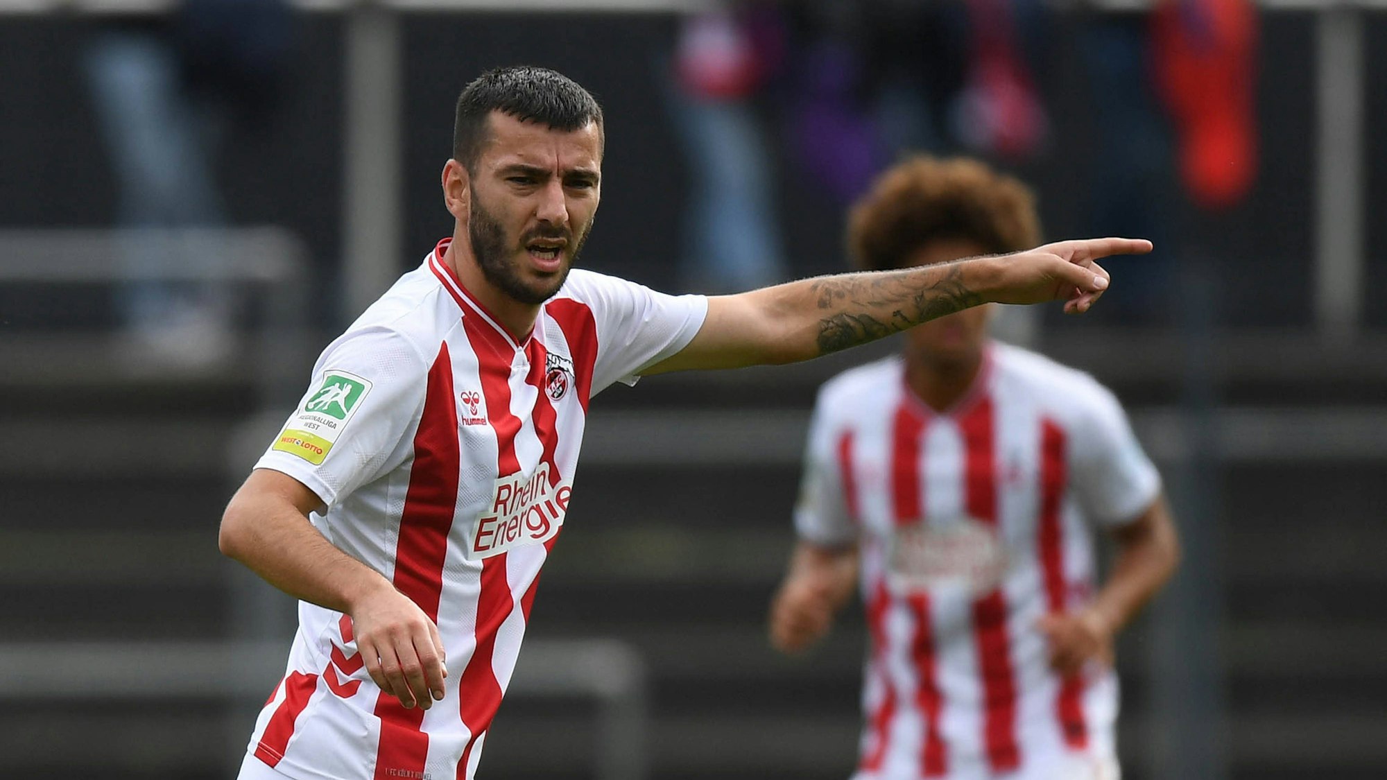 Beim 1. FC Köln steht Sargis Adamyan auf dem Platz und gestikuliert.