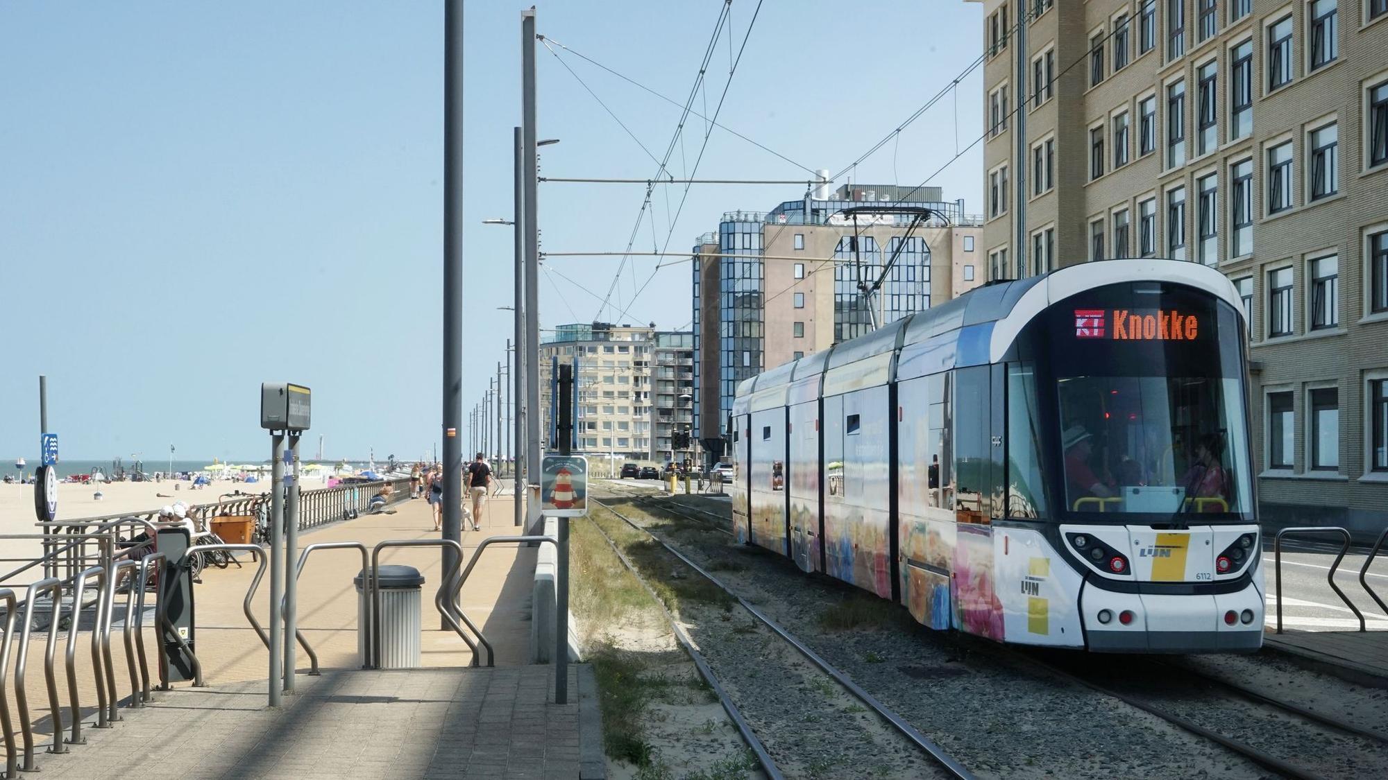 Straßenbahn auf der Kusttram-Route in Belgien