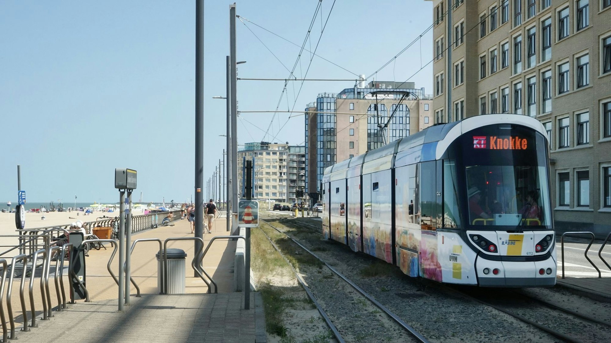 Straßenbahn auf der Kusttram-Route in Belgien