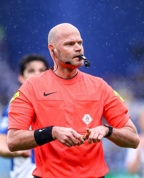 Schiedsrichter Rob Dieperink bei einem Spiel.