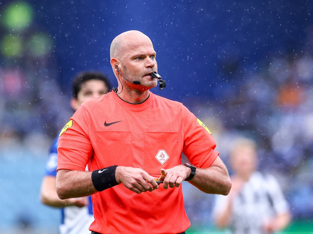Schiedsrichter Rob Dieperink bei einem Spiel.