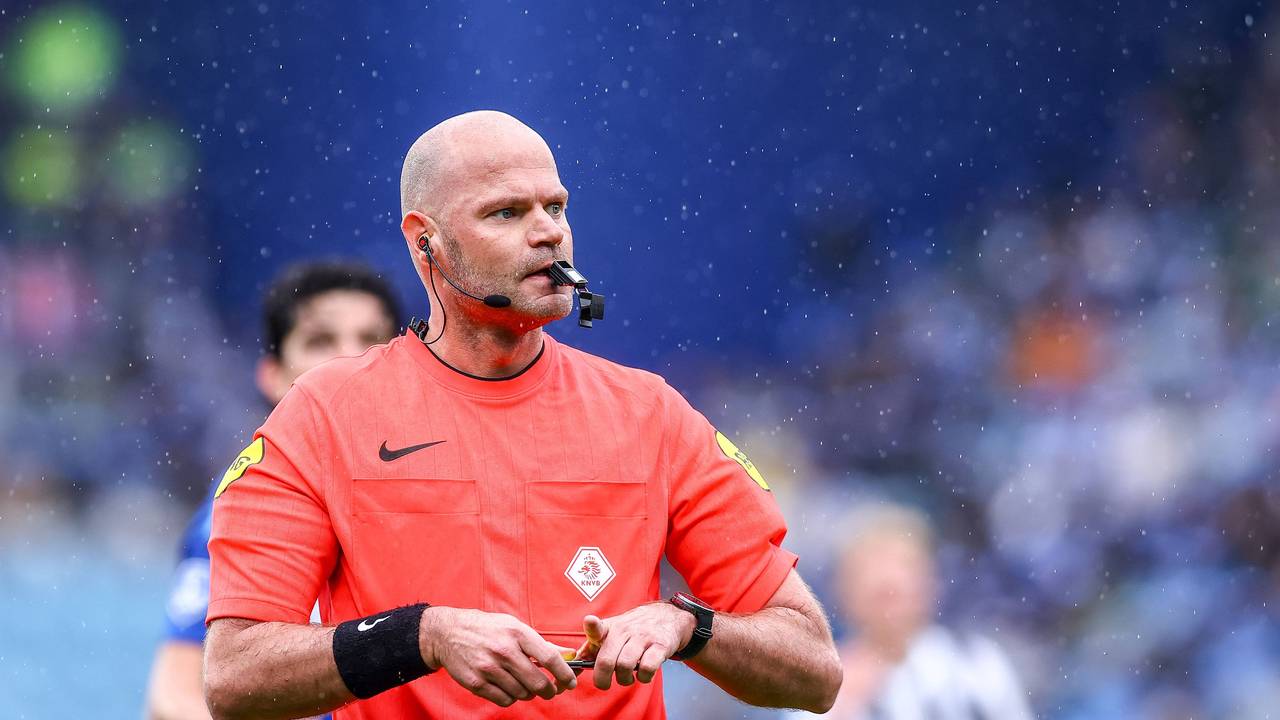 Schiedsrichter Rob Dieperink bei einem Spiel.