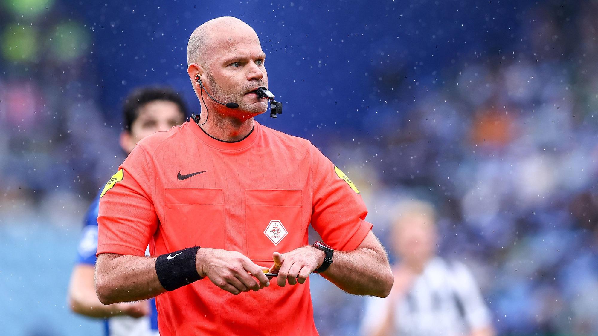 Schiedsrichter Rob Dieperink in einem Eredivisie-Spiel.