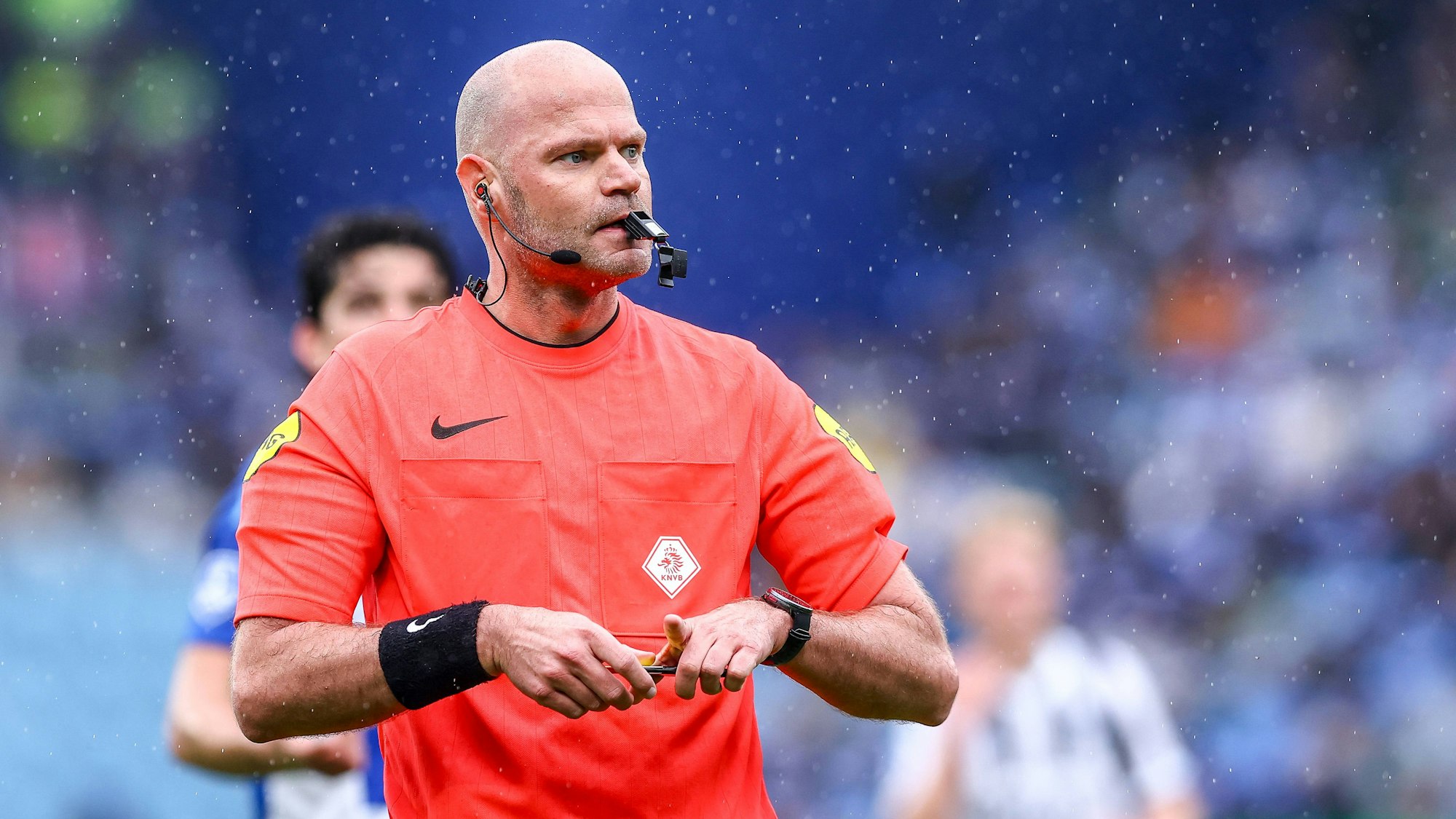 Schiedsrichter Rob Dieperink in einem Eredivisie-Spiel.