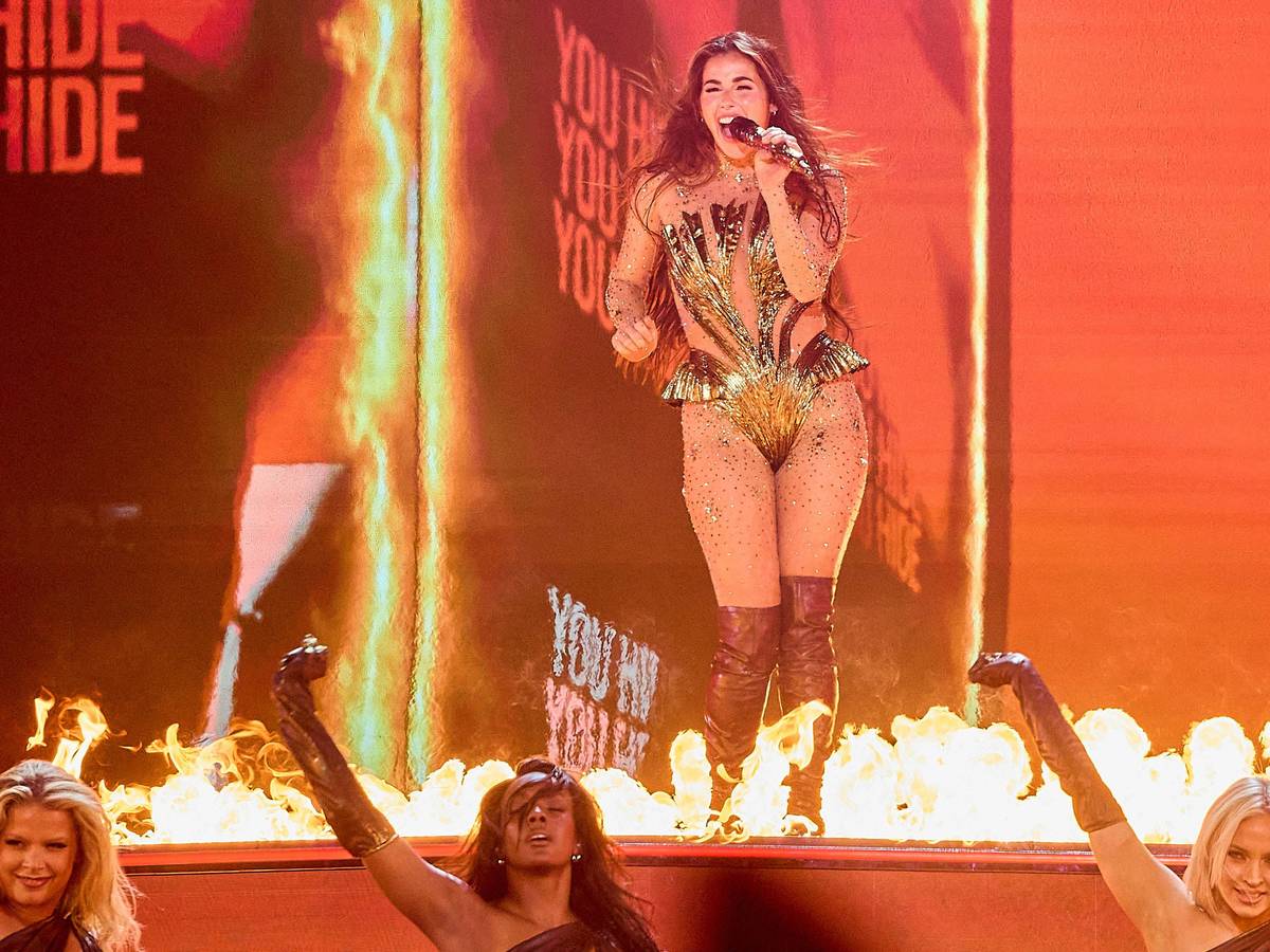 Sarah Engels singt auf Bühne umgeben von Feuer.