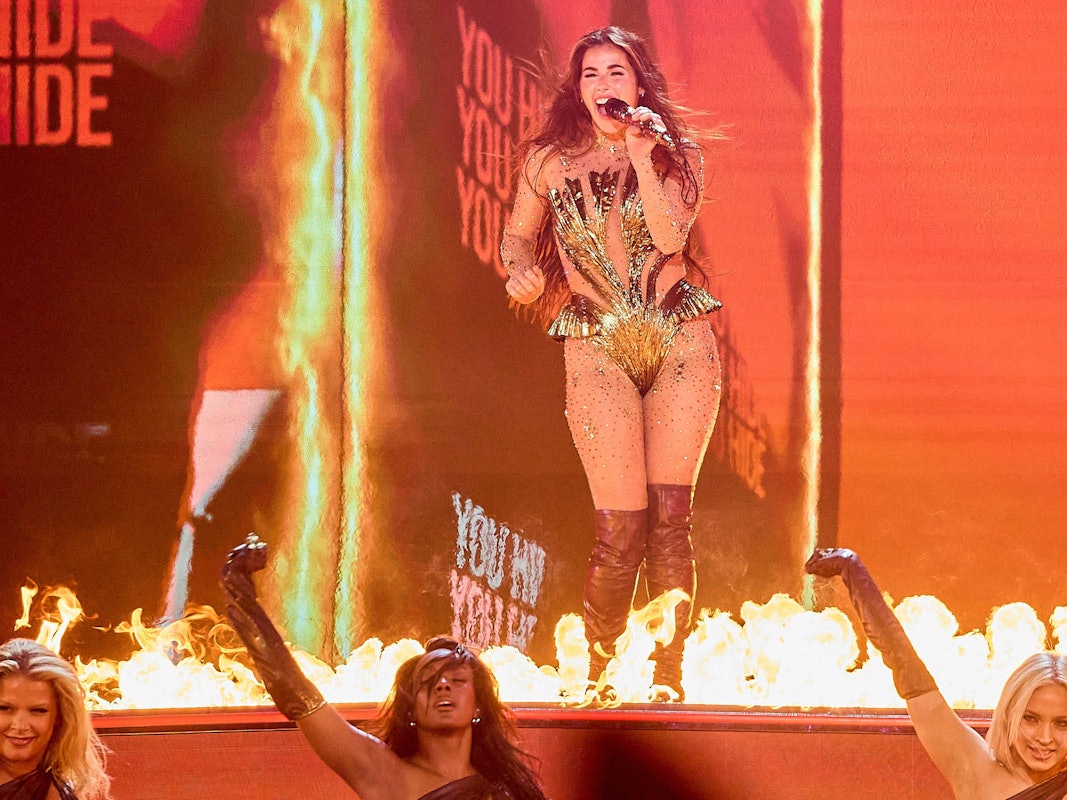 Sarah Engels singt auf Bühne umgeben von Feuer.