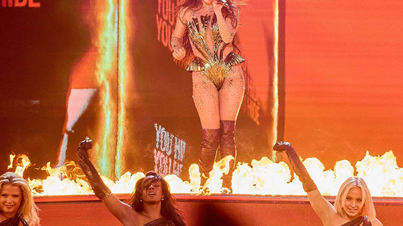 Sarah Engels singt auf Bühne umgeben von Feuer.