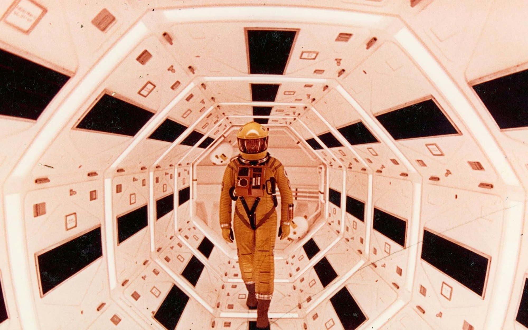 Bahnbrechende Optik, zeitlose Themen: Seit Jahrzehnten hält „2001: Odyssee im Weltraum“ die Zuschauer im Bann. (Bild: TNT Film / Warner Bros. Entertainment)