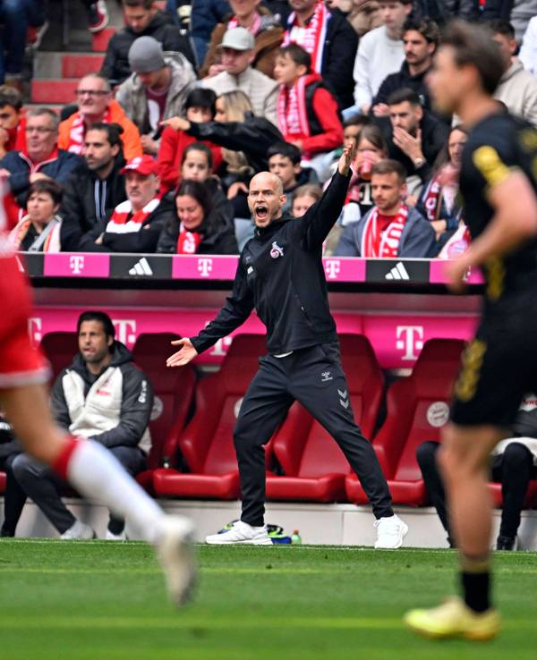 René Wagner treibt seine Spieler von der Seitenlinie an.
