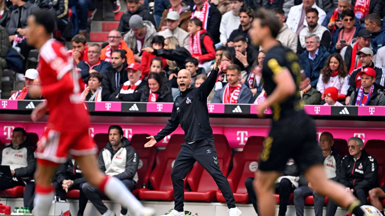 René Wagner treibt seine Spieler von der Seitenlinie an.