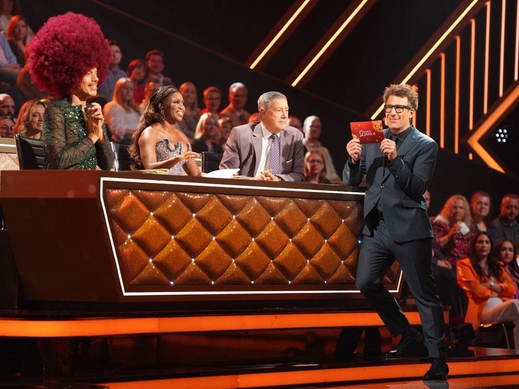 Kurz vor dem Halbfinale schauten Jury und Moderator besonders genau hin, von links: Jorge González, Motsi Mabuse, Joachim Llambi und Daniel Hartwich. (Bild: RTL / Stefan Gregorowius)