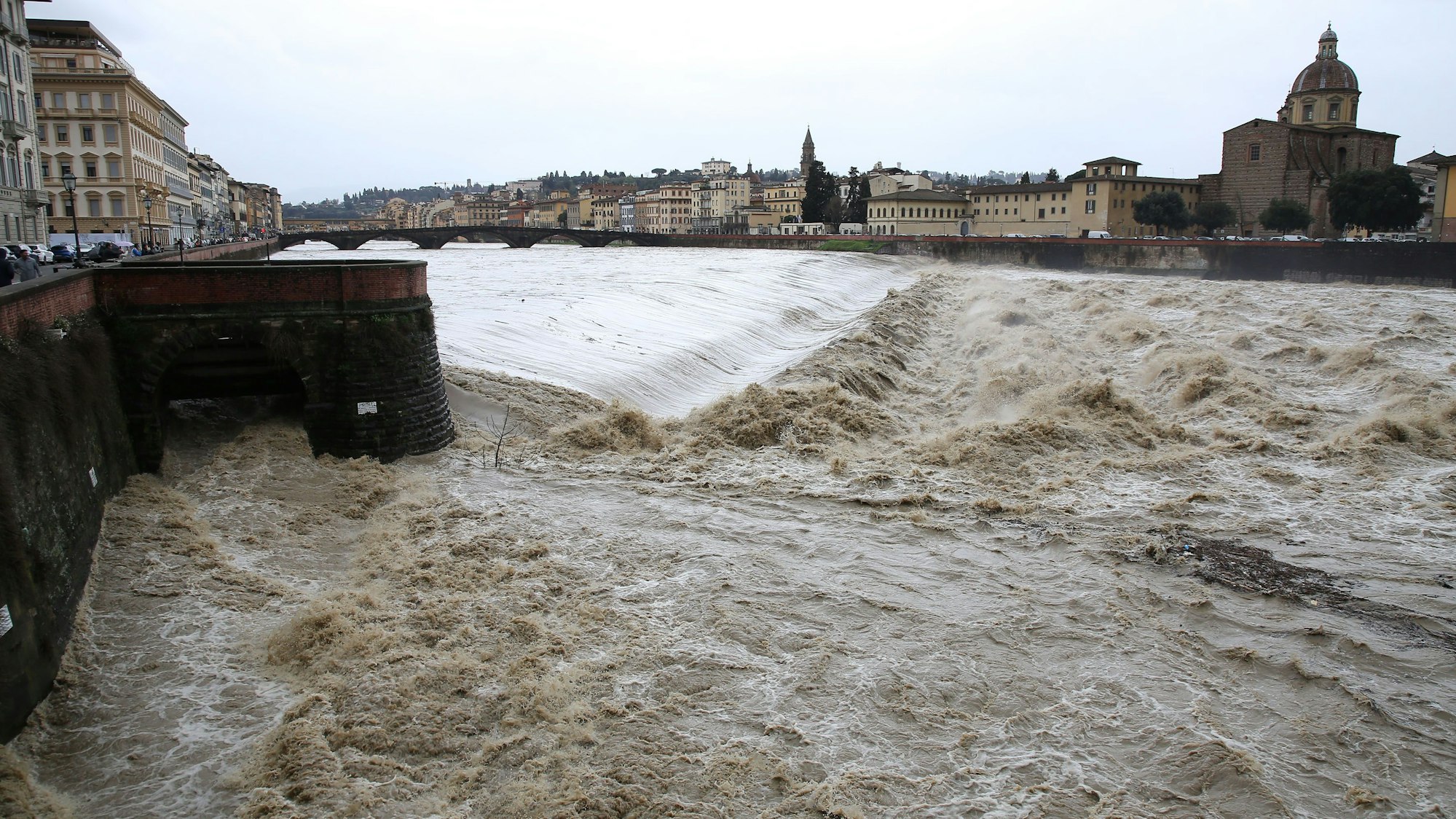 Überfluteter Fluss Arno am Damm in Florenz