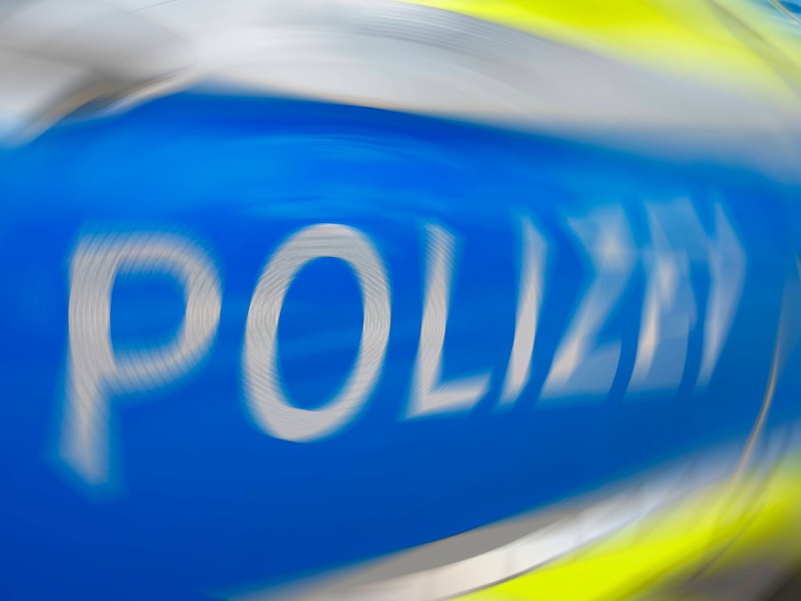 Polizeiauto mit Aufschrift Polizei