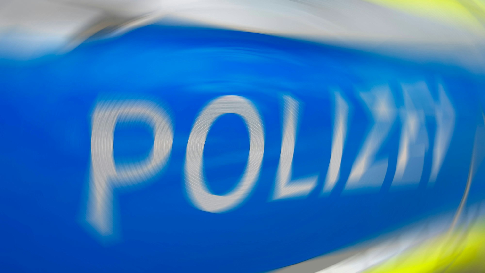 Polizeiauto mit Aufschrift Polizei