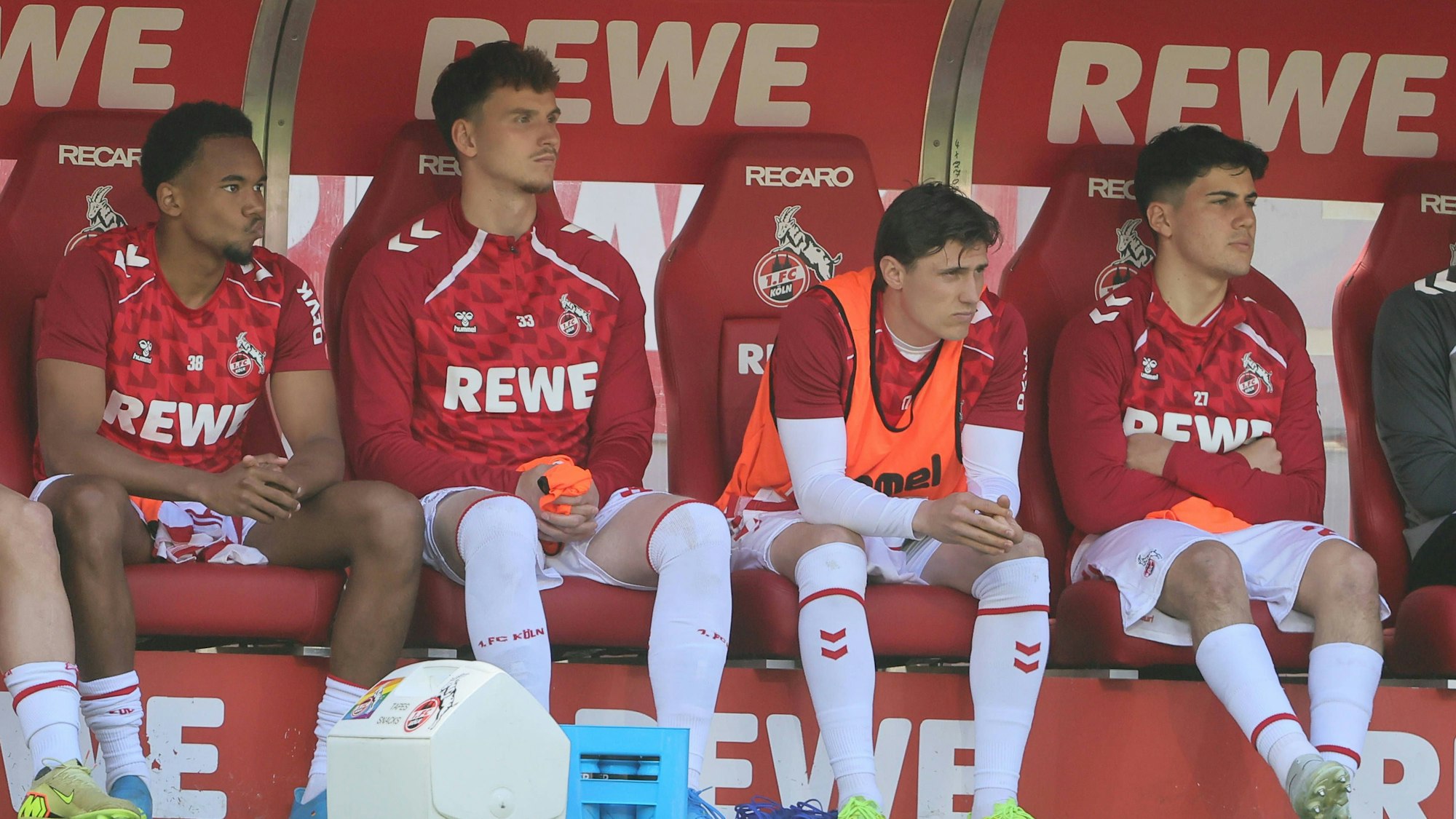 Youssoupha Niang, Rav van den Berg, Alessio Castro-Montes und Felipe Chavez sitzen auf der Ersatzbank des 1. FC Köln.