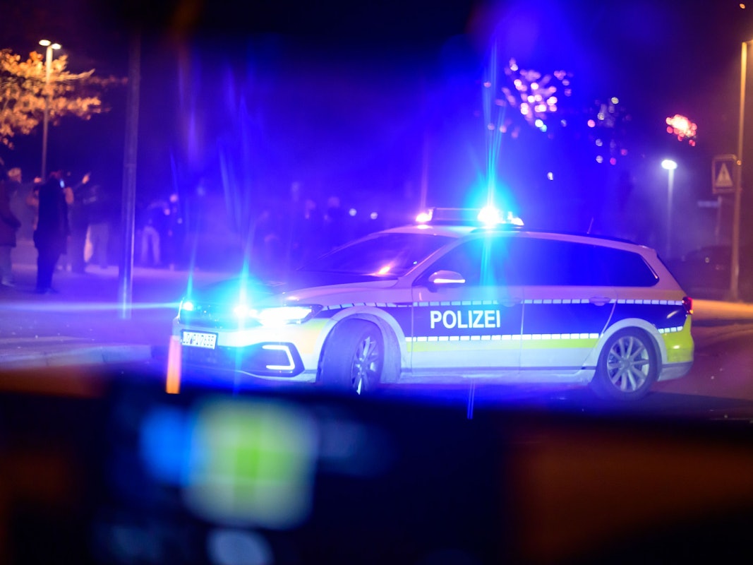 Ein Streifenwagen der Polizei ist unterwegs.