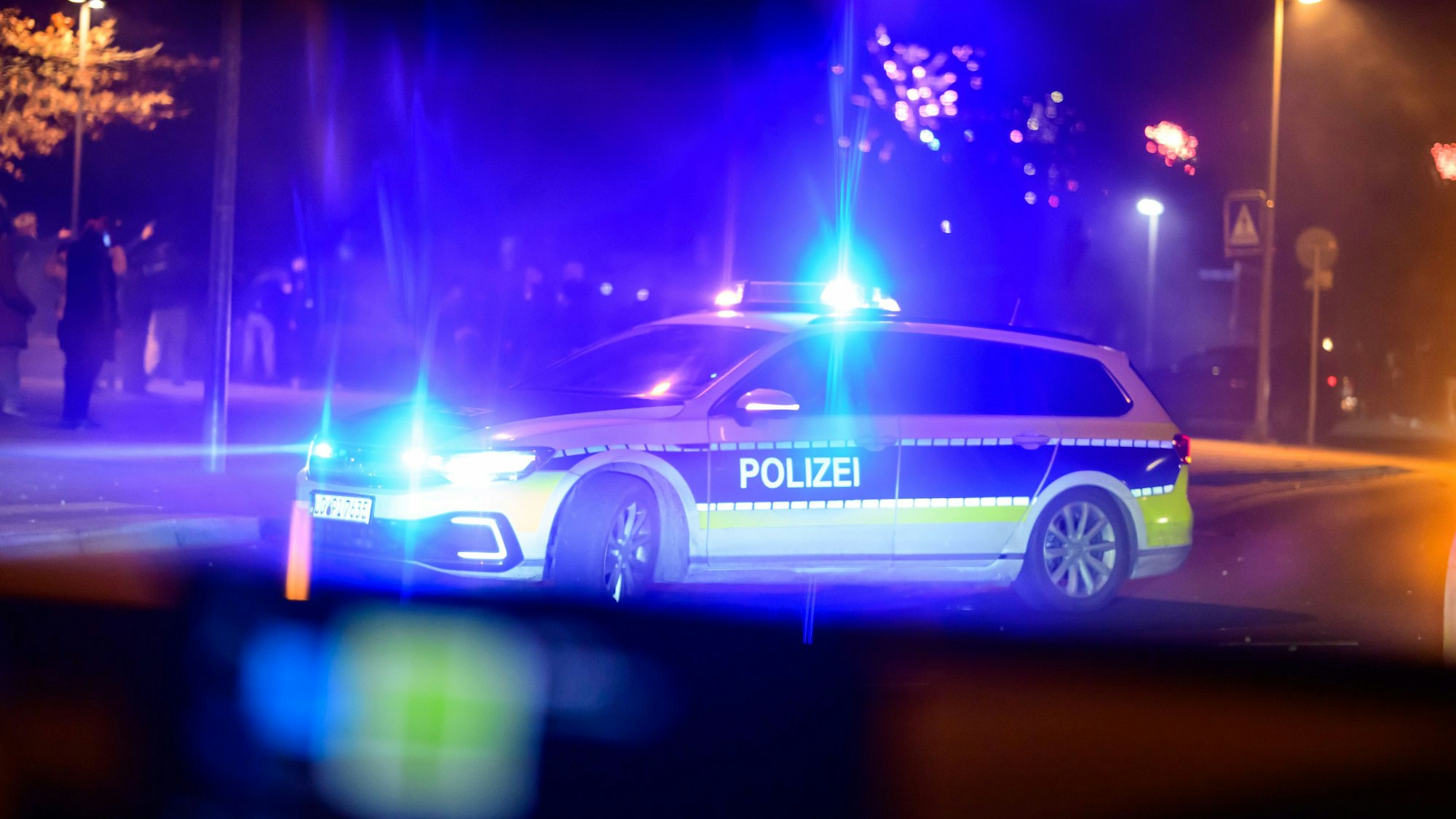 Ein Streifenwagen der Polizei ist unterwegs.