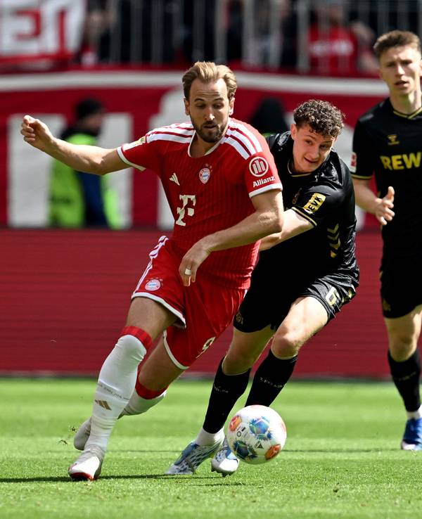 Harry Kane wird verfolgt von mehreren FC-Spielern.