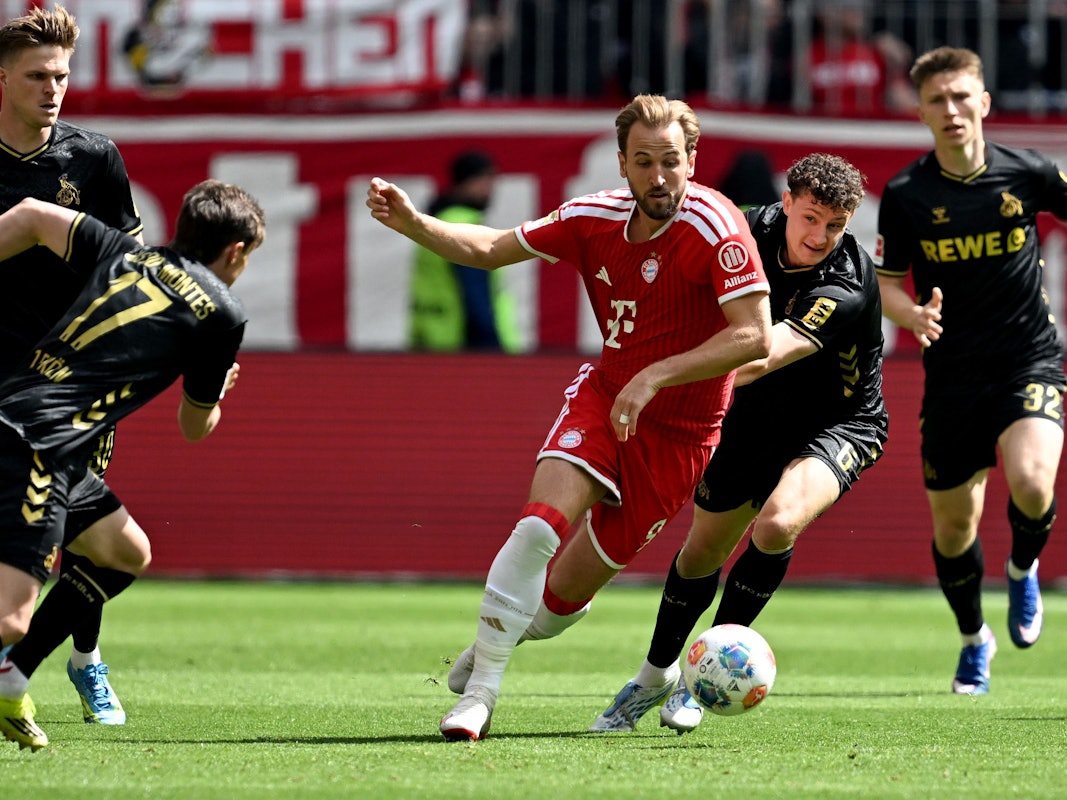 Harry Kane wird verfolgt von mehreren FC-Spielern.