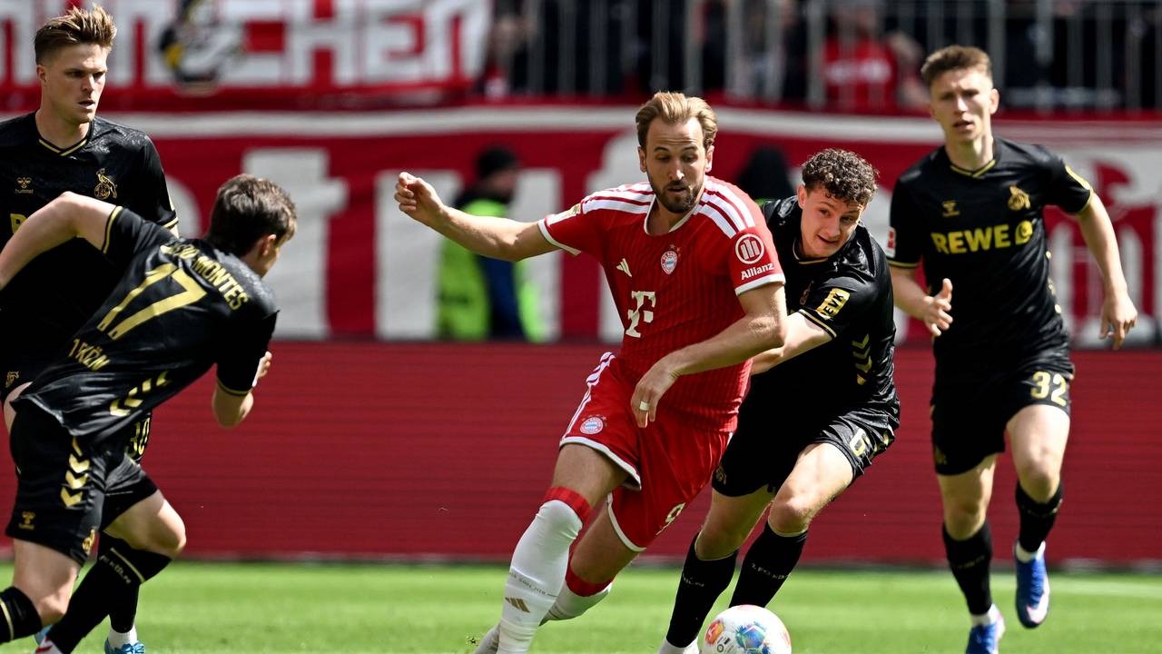 Harry Kane wird verfolgt von mehreren FC-Spielern.