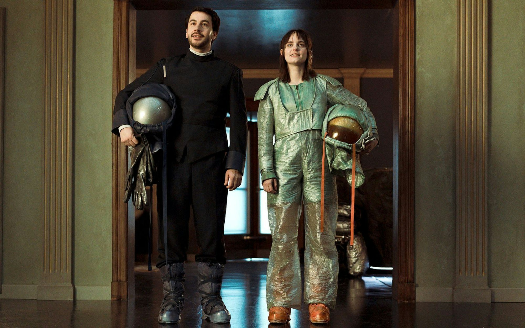 Gibt es Liebe zwischen Mensch und Maschine? Nia (Vanessa Loibl) und Android Adam (David Brizzi) nähern sich einander immer mehr an. (Bild: SWR/Christine Schroeder,)